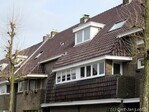 Oneven zijde, andere kleur dakpannen.
              <br/>
              Gert-Jan Lobbes, 2016